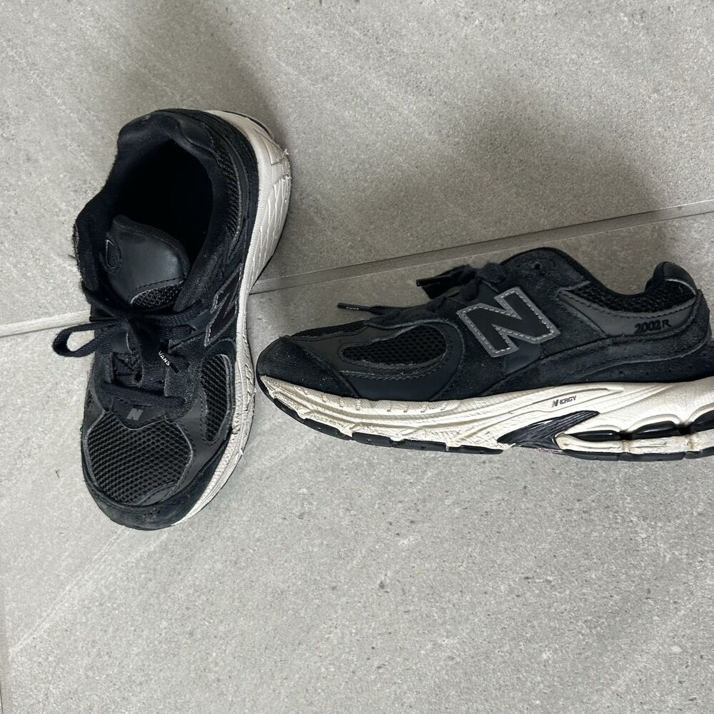 Unisex Boy Or Girl Black And White New Balance  Sneakers Size 1.5